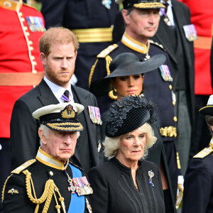 Le prince de Galles William, le roi Charles III d'Angleterre, la reine consort Camilla Parker Bowles, le prince Harry, duc de Sussex, Meghan Markle, duchesse de Sussex, la princesse Anne, la princesse Beatrice d'York - Procession du cercueil de la reine Elizabeth II d'Angleterre de l'Abbaye de Westminster à Wellington Arch à Hyde Park Corner.