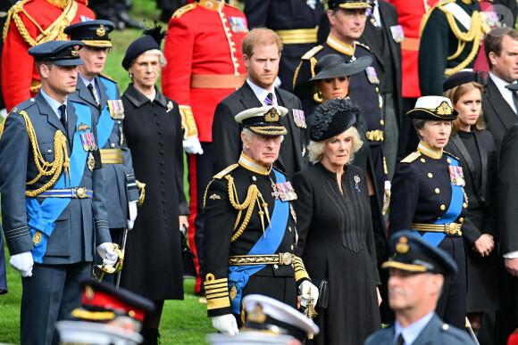 Le prince de Galles William, le roi Charles III d'Angleterre, la reine consort Camilla Parker Bowles, le prince Harry, duc de Sussex, Meghan Markle, duchesse de Sussex, la princesse Anne, la princesse Beatrice d'York - Procession du cercueil de la reine Elizabeth II d'Angleterre de l'Abbaye de Westminster à Wellington Arch à Hyde Park Corner.