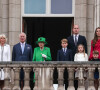 Camilla Parker Bowles, le prince Charles, la reine Elizabeth II, le prince William, Kate Middleton et leurs enfants le prince George, la princesse Charlotte et le prince Louis - La famille royale au balcon du palais de Buckingham lors de la parade de clôture de festivités du jubilé de la reine à Londres le 5 juin 2022.