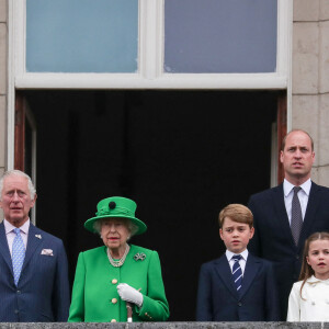 Camilla Parker Bowles, le prince Charles, la reine Elizabeth II, le prince William, Kate Middleton et leurs enfants le prince George, la princesse Charlotte et le prince Louis - La famille royale au balcon du palais de Buckingham lors de la parade de clôture de festivités du jubilé de la reine à Londres le 5 juin 2022.