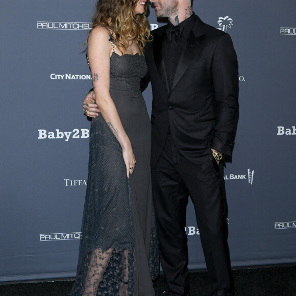 Behati Prinsloo et son mari Adam Levine au photocall du 10ème anniversaire du gala "Baby2Baby" à Los Angeles, le 14 novembre 2021. 