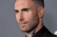 Adam Levine infidèle ? Le chanteur, bientôt papa, reconnait avoir "franchi la ligne" avec une célèbre influenceuse !