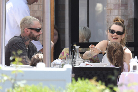 Adam Levine va déjeuner avec sa femme Behati Prinsloo et keurs enfants Dusty et Gio, au restaurant "Angelini" à Pacific Palisades. Los Angeles, le 21 juin 2022.
