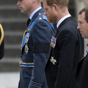 Le prince William, prince de Galles, Le prince Harry, duc de Sussex - Procession du cercueil de la reine Elizabeth II d'Angleterre de Wesminster Hall où il était exposé au public, jusqu'à l'Abbaye de Westminster. Londres, le 19 septembre 2022. 