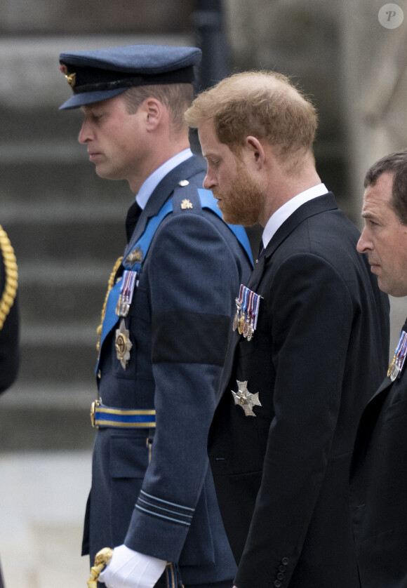 Le prince William, prince de Galles, Le prince Harry, duc de Sussex - Procession du cercueil de la reine Elizabeth II d'Angleterre de Wesminster Hall où il était exposé au public, jusqu'à l'Abbaye de Westminster. Londres, le 19 septembre 2022. 
