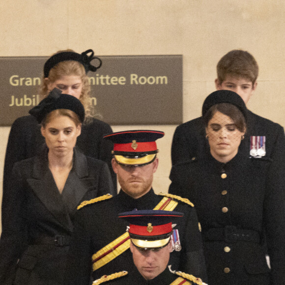 Le prince William, prince de Galles, Peter Phillips, James Mountbatten-Windsor, la princesse Eugenie d'York, le prince Harry, duc de Sussex, la princesse Beatrice d'York, Louise Mountbatten-Windsor (Lady Louise Windsor) et Zara Phillips (Zara Tindall)Veillée des petits-enfants de la reine Elizabeth II au Westminster Hall à Londres, Royaume Uni, le 17 septembre 2022. 