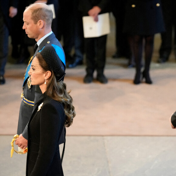 Le prince de Galles William, Kate Catherine Middleton, princesse de Galles, le prince Harry, duc de Sussex, Meghan Markle, duchesse de Sussex - Intérieur - Procession cérémonielle du cercueil de la reine Elisabeth II du palais de Buckingham à Westminster Hall à Londres. Le 14 septembre 2022 