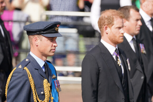 Le prince William, prince de Galles, le prince Harry, duc de Sussex et Peter Phillips - Procession cérémonielle du cercueil de la reine Elisabeth II du palais de Buckingham à Westminster Hall à Londres, Royaume Uni, le 14 septembre 2022. 