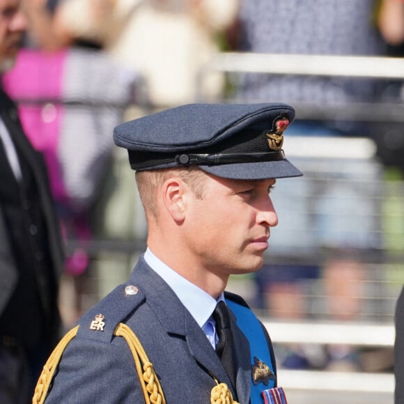 Le prince William, prince de Galles, le prince Harry, duc de Sussex et Peter Phillips - Procession cérémonielle du cercueil de la reine Elisabeth II du palais de Buckingham à Westminster Hall à Londres, Royaume Uni, le 14 septembre 2022. 