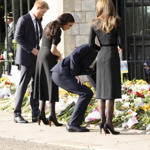 Le prince de Galles William, la princesse de Galles Kate Catherine Middleton, le prince Harry, duc de Sussex, Meghan Markle, duchesse de Sussex devant le château de Windsor, suite au décès de la reine Elisabeth II d'Angleterre. Le 10 septembre 2022