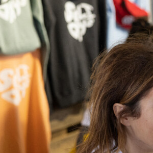 Léa Salamé aide les volontaires à la boutique officielle du festival - Festival Solidays 2022 à l'hippodrome ParisLongchamp le 24 juin 2022. © Jeremy Melloul/Bestimage.