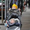 Naomi Watts se promène avec ses deux fils dans le quartier de Soho à New York le 9 février 2010
