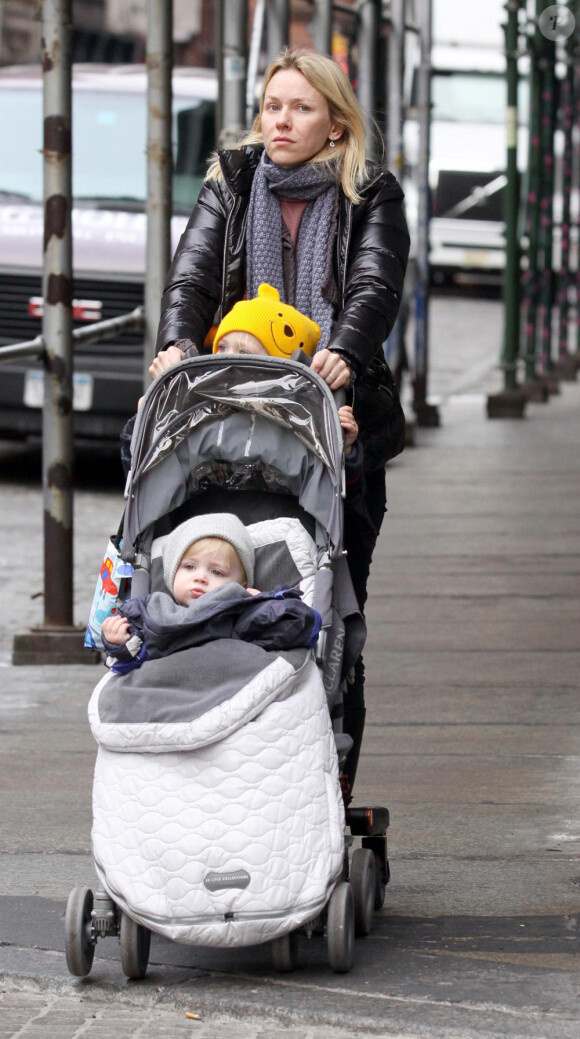 Naomi Watts se promène en compagnie de ses deux fils, Alexander et Samuel dans New York le 9 février 2010