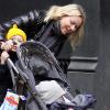 Naomi Watts se promène en compagnie de ses deux fils, Alexander et Samuel dans New York le 9 février 2010