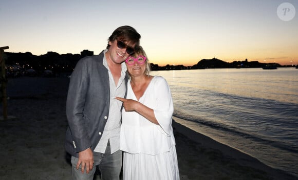 Thomas Dutronc et Christine Bravo - Soirée du mariage de Christine Bravo et Stéphane Bachot sur la plage du restaurant Marinella à l'Ile Rousse en Corse, le 11 juin 2022. © Dominique Jacovides / Bestimage