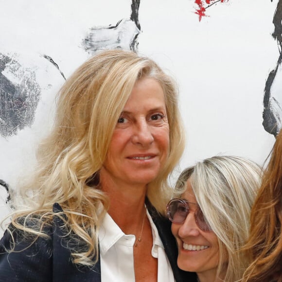 Exclusif - Laurence Adjadj, Isabelle Bartoli, Nathalie Boutot - Vernissage de l'exposition de Isabelle Bartoli "Le flou est une invitation à la curiosité" à la Galerie de l'Exil à Paris le 24 mars 2022. © Marc Ausset-Lacroix/Bestimage 