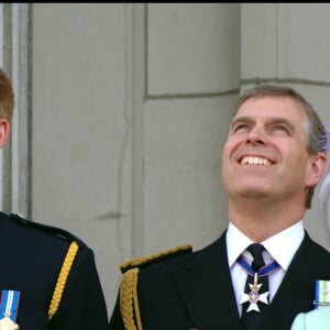 Camilla Parkr Bowles, le prince Harry, le prince Andrew et la reine Elizabth - 60ème anniversaire de la fin de la seconde guerre mondiale en 2005