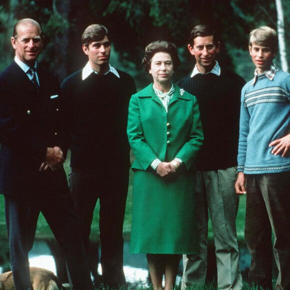 Le prince Charles, prince de Galles devenu l le roi Charles III d'Angleterre.La reine Elizabeth II avec son mari, le Prince Philip et ses trois fils, Charles, Andrew et Edward en 1975
