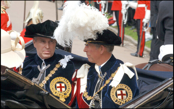 Le prince Andrew et le prince Charles d'Angleterre lors de la cérémonie annuelle en l'honneur des chevaliers de l'ordre de la jarretière à la chapelle Saint Georges dans le château de Windsor. 