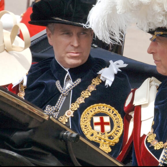 Le prince Andrew et le prince Charles d'Angleterre lors de la cérémonie annuelle en l'honneur des chevaliers de l'ordre de la jarretière à la chapelle Saint Georges dans le château de Windsor. 