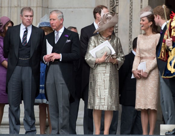 Le prince Andrew, le prince Charles, Camilla Parkler-Bowles, Kate Middleton et le prince Harry le 5 juin 2012 pour le jubilé de Diamant. 