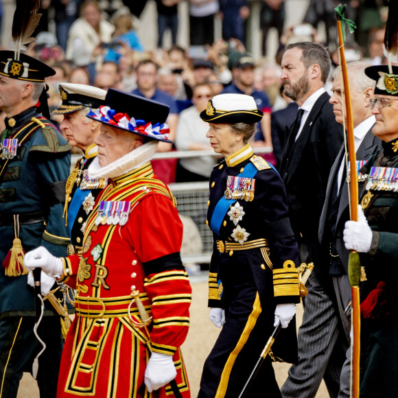 Le roi Charles III d'Angleterre, La princesse Anne, Le prince Andrew, duc d'York, Le prince William, prince de Galles, Le prince Edward, duc d'Edimbourg - Procession du cercueil de la reine Elizabeth II d'Angleterre de l'Abbaye de Westminster à Wellington Arch à Hyde Park Corner, près du palais de Buckingham, au son de Big Ben et de coups de canon. Dans le cadre des funérailles d'Etat, le cercueil sera ensuite transféré dans le corbillard royal pour prendre la direction du château de Windsor. Londres, le 19 septembre 2022. 