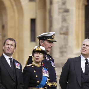 Le prince Harry, duc de Sussex, Le prince William, prince de Galles, La princesse Anne, Timothy Laurence, Le prince Andrew, duc d'York, Le roi Charles III d'Angleterre, Le prince Edward, duc de Kent - Procession pédestre des membres de la famille royale depuis la grande cour du château de Windsor (le Quadrangle) jusqu'à la Chapelle Saint-Georges, où se tiendra la cérémonie funèbre des funérailles d'Etat de reine Elizabeth II d'Angleterre. Windsor, le 19 septembre 2022 