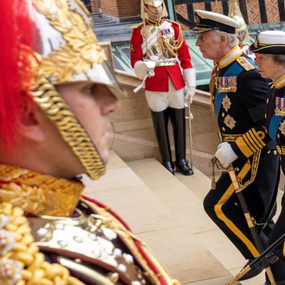 Le roi Charles III d'Angleterre, La princesse Anne, Le prince Andrew, duc d'York, Le prince Edward, duc de Kent - Procession pédestre des membres de la famille royale depuis la grande cour du château de Windsor (le Quadrangle) jusqu'à la Chapelle Saint-Georges, où se tiendra la cérémonie funèbre des funérailles d'Etat de reine Elizabeth II d'Angleterre. Windsor, le 19 septembre 2022 