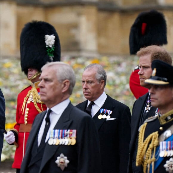 Le roi Charles III d'Angleterre, La princesse Anne,Le prince William, prince de Galles,Le prince Andrew, duc d'York, Le prince Edward, duc de Kent - Procession pédestre des membres de la famille royale depuis la grande cour du château de Windsor (le Quadrangle) jusqu'à la Chapelle Saint-Georges, où se tiendra la cérémonie funèbre des funérailles d'Etat de reine Elizabeth II d'Angleterre. Windsor, le 19 septembre 2022 