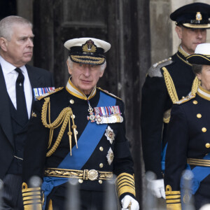 Le prince Andrew, duc d'York, Le roi Charles III d'Angleterre, La princesse Anne,Le prince Edward, duc de Kent - Procession du cercueil de la reine Elizabeth II d'Angleterre de Wesminster Hall où il était exposé au public.