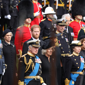 Le roi Charles III d'Angleterre, la reine consort Camilla Parker Bowles, le prince Harry, duc de Sussex, Meghan Markle, duchesse de Sussex, la princesse Anne - Procession du cercueil de la reine Elizabeth II d'Angleterre de l'Abbaye de Westminster à Wellington Arch à Hyde Park Corner 