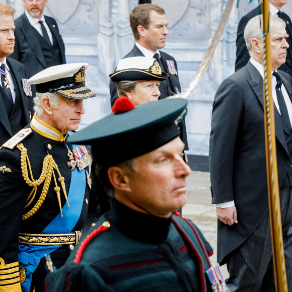 Le roi Charles III d'Angleterre, la princesse Anne, le prince Andrew, duc d'York - Arrivées au service funéraire à l'Abbaye de Westminster pour les funérailles d'Etat de la reine Elizabeth II d'Angleterre. Le sermon est délivré par l'archevêque de Canterbury Justin Welby (chef spirituel de l'Eglise anglicane) au côté du doyen de Westminster David Hoyle. Londres, le 19 septembre 2022. © Tristan Fewings / PA / Bestimage 
