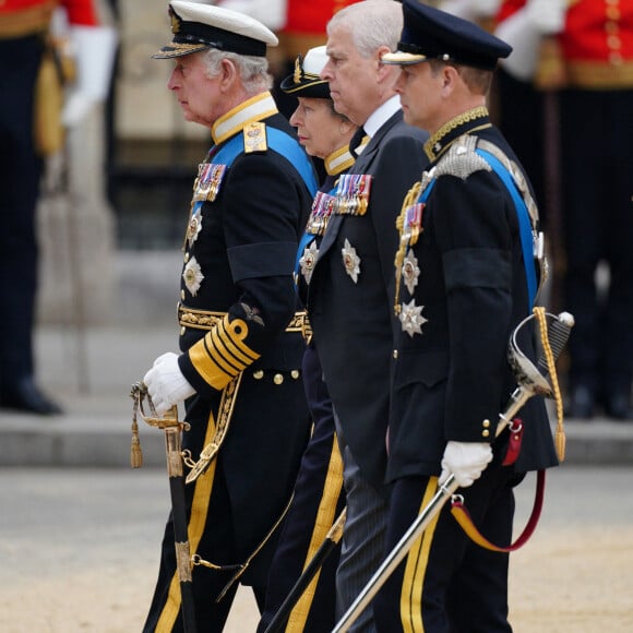 Le roi Charles III d'Angleterre, la princesse Anne, le prince Andrew , duc d'York, le prince Edward, comte de Wessex - Procession du cercueil de la reine Elizabeth II d'Angleterre de Wesminster Hall où il était exposé au public, jusqu'à l'Abbaye de Westminster. Le cercueil est installé sur l'affût du canon, puis tiré par 142 marins de la Royal Navy à l'aide de cordages, dans la plus pure tradition de la monarchie britannique. Cette tradition remonte aux funérailles d'Etat de la reine Victoria en février 1901. Londres, le 19 septembre 2022. © Peter Byrne / PA via Bestimage 