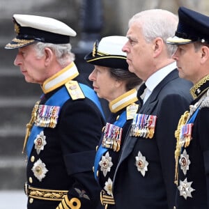 Le roi Charles III d'Angleterre, la princesse Anne, le prince Andrew, duc d'York, le prince Edward - Procession du cercueil de la reine Elizabeth II d'Angleterre de Wesminster Hall où il était exposé au public, jusqu'à l'Abbaye de Westminster. Le cercueil est installé sur l'affût du canon, puis tiré par 142 marins de la Royal Navy à l'aide de cordages, dans la plus pure tradition de la monarchie britannique. Cette tradition remonte aux funérailles d'Etat de la reine Victoria en février 1901. Londres, le 19 septembre 2022.