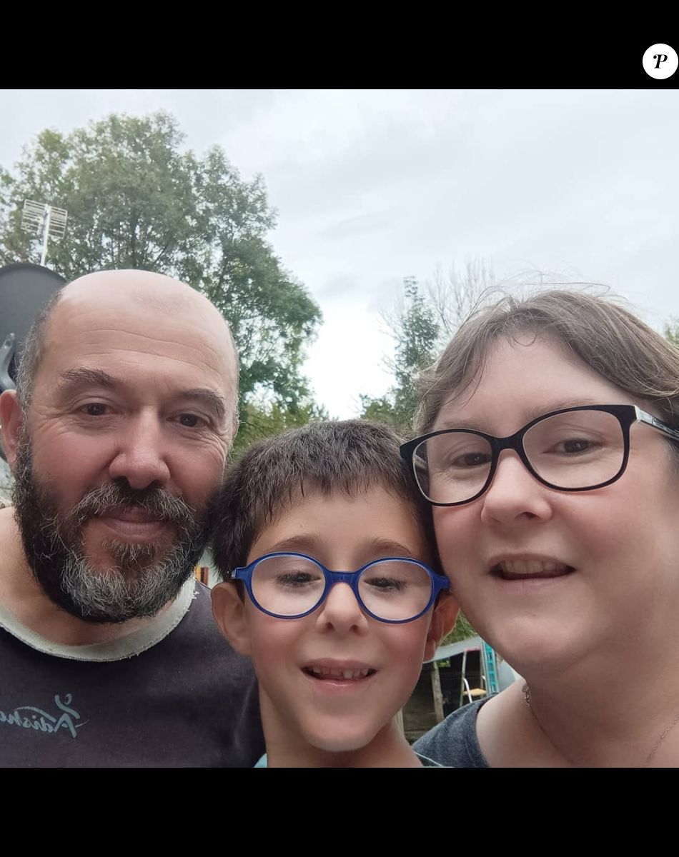 Stéphanie et Didier de "L'amour est dans le pré" avec leur fils Esteban