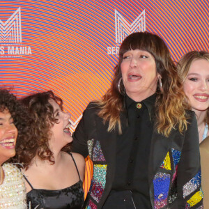 Angèle Metzger, Saül Benchetrit, Daphné Bürki, Paola Locatelli et Andrea Furet, comédiennes de la série CHAIR TENDRE, en compétition française lors de la cérémonie d'ouverture du Festival Séries Mania (festival international consacré aux séries télévisées du monde entier) à Lille, France, le 18 mars 2022. © Stéphane Vansteenkiste/Bestimage 