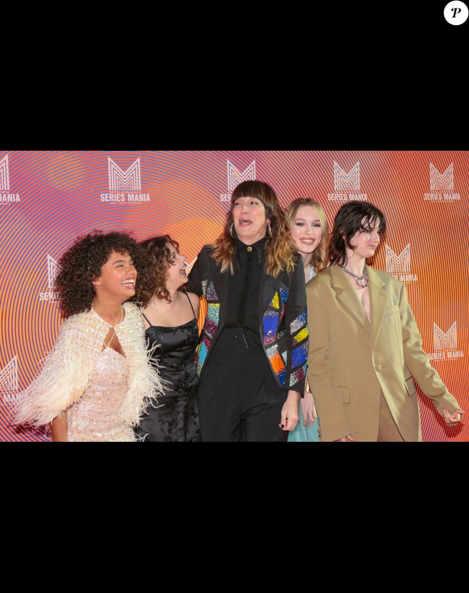 Angèle Metzger, Saül Benchetrit, Daphné Bürki, Paola Locatelli et Andrea Furet, comédiennes de la série CHAIR TENDRE, en compétition française lors de la cérémonie d'ouverture du Festival Séries Mania (festival international consacré aux séries télévisées du monde entier) à Lille, France, le 18 mars 2022. © Stéphane Vansteenkiste/Bestimage