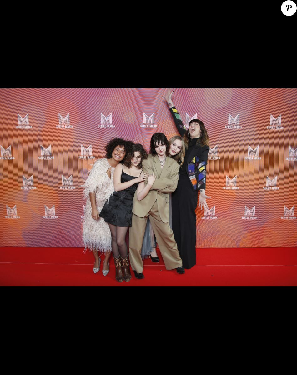 Paola Locatelli, Saül Benchetrit, Angèle Metzger, Andréa Furet, Daphné Burki de la série CHAIR TENDRE - Photocall de la soirée d'ouverture du Festival Séries Mania à Lille. Le 18 mars 2022 © Christophe Aubert via Bestimage