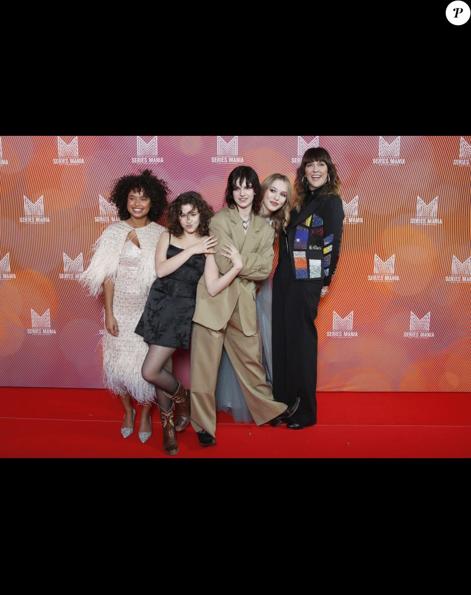 Paola Locatelli, Saül Benchetrit, Angèle Metzger, Andréa Furet, Daphné Burki de la série CHAIR TENDRE - Photocall de la soirée d'ouverture du Festival Séries Mania à Lille. Le 18 mars 2022 © Christophe Aubert via Bestimage