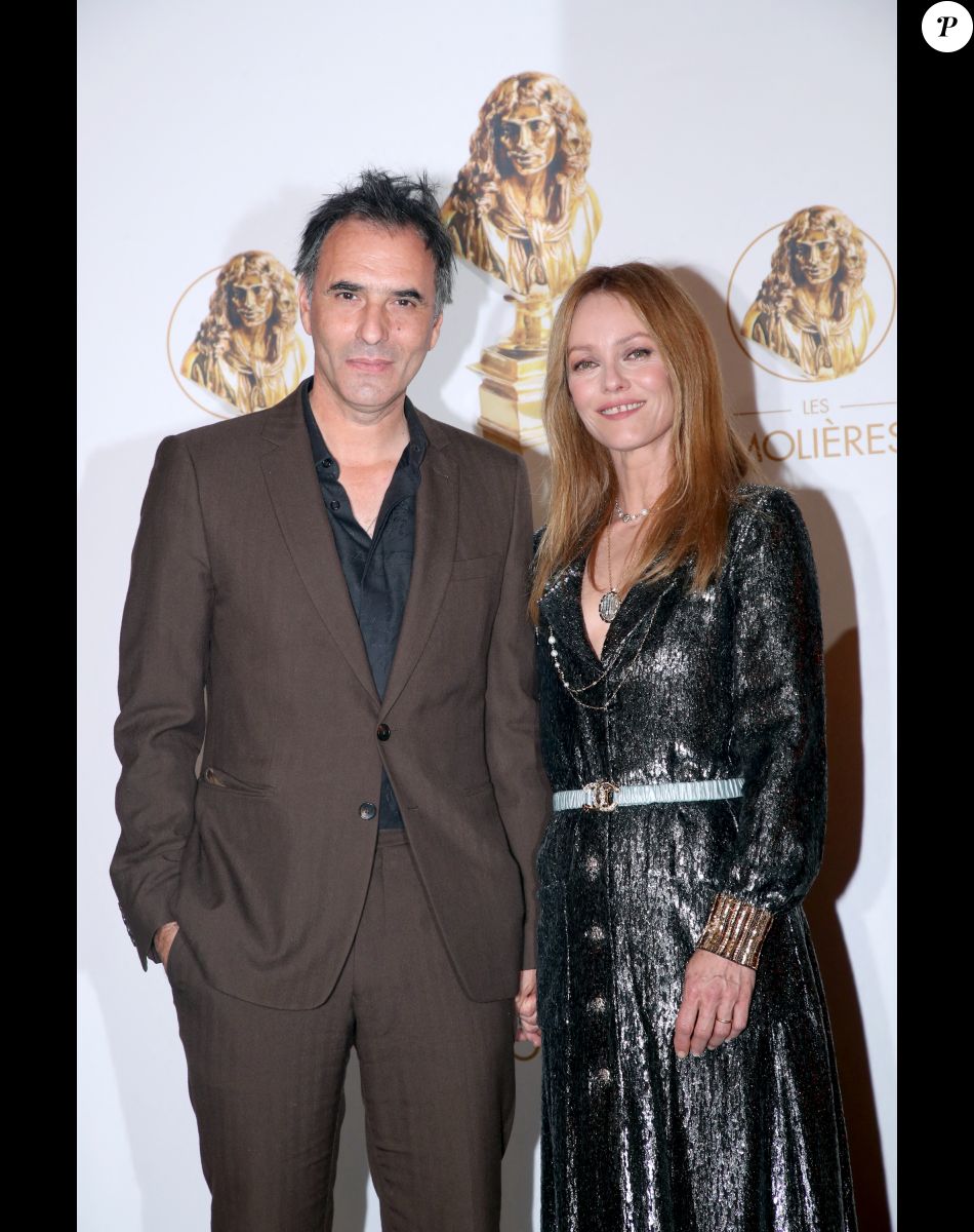 Vanessa Paradis et son mari Samuel Benchetrit (auteur et metteur en scène de la pièce " Maman " dans laquelle Vanessa est nominée) - 33ème " Nuit des Molières " aux Folies Bergère à Paris le 30 Mai 2022. Bertrand Rindoff / Bestimage