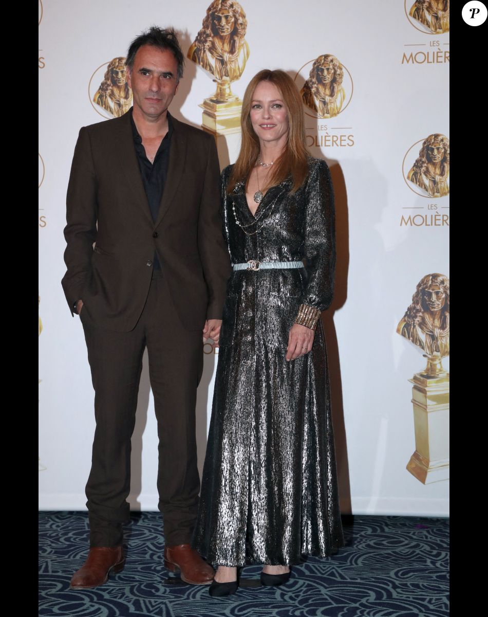 Vanessa Paradis et son mari Samuel Benchetrit (auteur et metteur en scène de la pièce " Maman " dans laquelle Vanessa est nominée) - 33ème " Nuit des Molières " aux Folies Bergère à Paris le 30 Mai 2022. Bertrand Rindoff / Bestimage