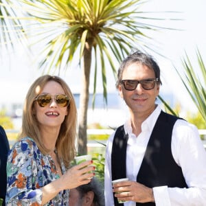 Vanessa Paradis, Samuel Benchetrit (réalisateur) au photocall du film Cette musique ne joue pour personne (Cannes première) lors du 74ème festival international du film de Cannes le 10 juillet 2021 © Borde / Jacovides / Moreau / Bestimage 