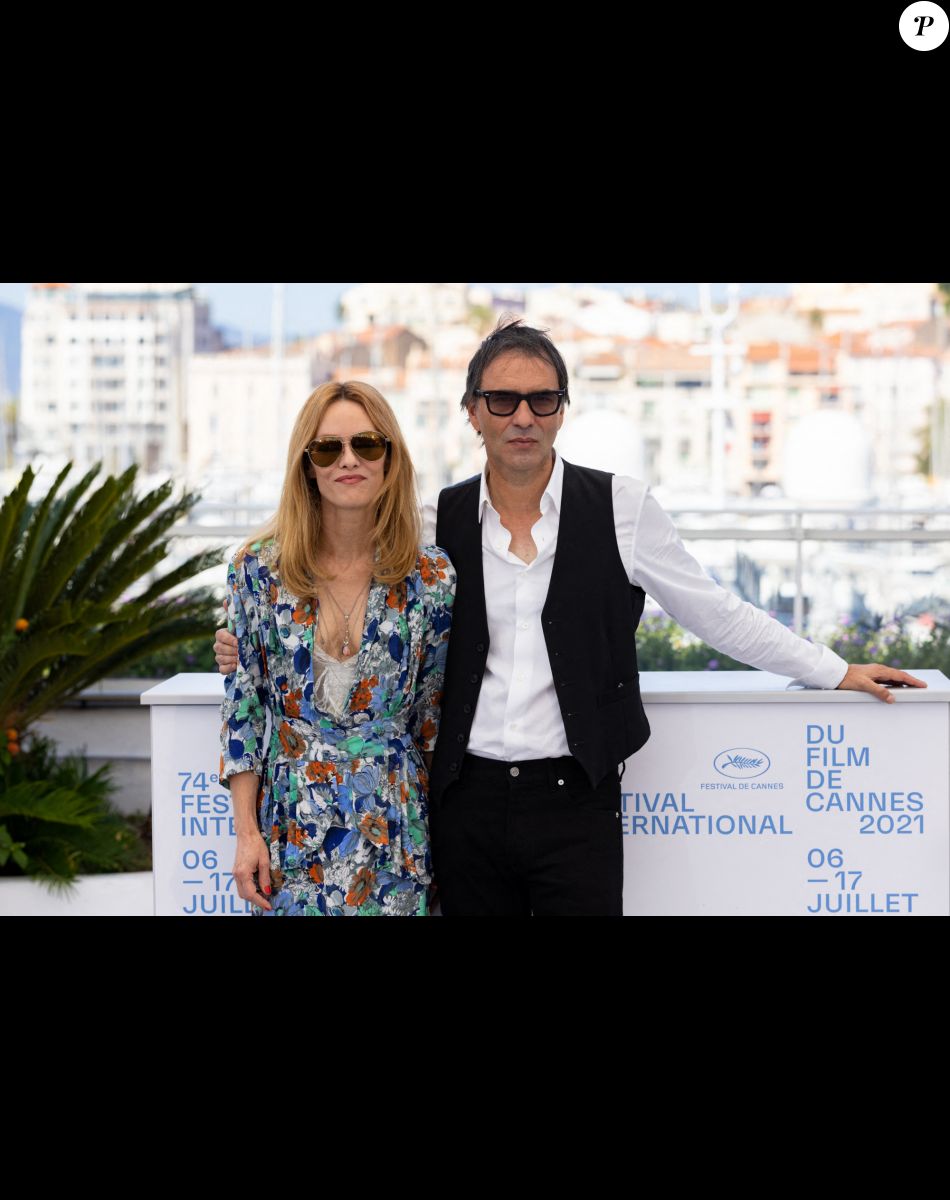 Vanessa Paradis, Samuel Benchetrit (réalisateur) au photocall du film Cette musique ne joue pour personne (Cannes première) lors du 74ème festival international du film de Cannes le 10 juillet 2021 © Borde / Jacovides / Moreau / Bestimage