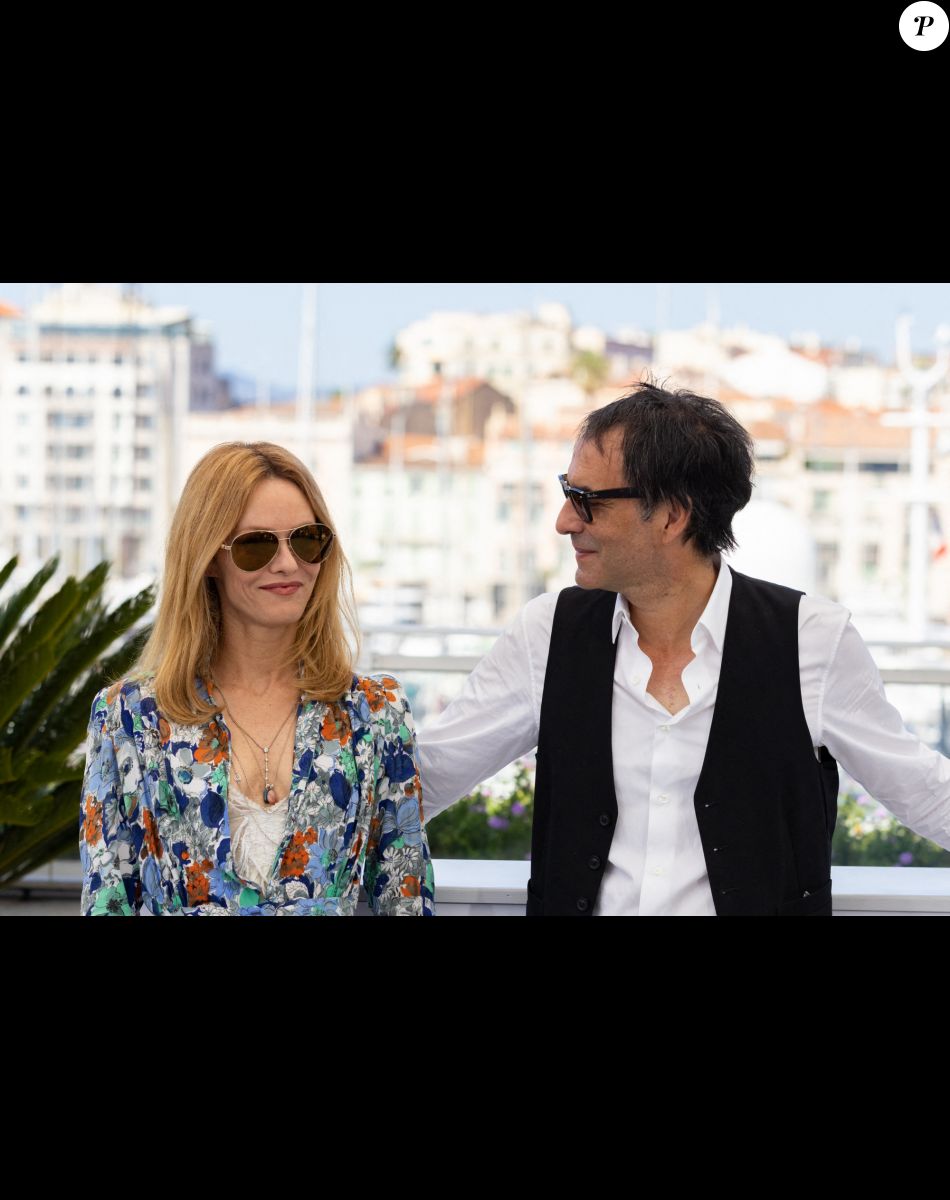 Vanessa Paradis, Samuel Benchetrit (réalisateur) au photocall du film Cette musique ne joue pour personne (Cannes première) lors du 74ème festival international du film de Cannes le 10 juillet 2021 © Borde / Jacovides / Moreau / Bestimage