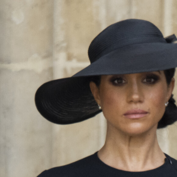 Meghan Markle - Procession du cercueil de la reine Elizabeth II d'Angleterre de Wesminster Hall où il était exposé au public, jusqu'à l'Abbaye de Westminster. Le cercueil est installé sur l'affût du canon, puis tiré par 142 marins de la Royal Navy à l'aide de cordages, dans la plus pure tradition de la monarchie britannique. Cette tradition remonte aux funérailles d'Etat de la reine Victoria en février 1901. Londres, le 19 septembre 2022. 