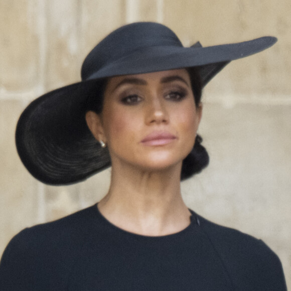 Meghan Markle - Procession du cercueil de la reine Elizabeth II d'Angleterre de Wesminster Hall où il était exposé au public, jusqu'à l'Abbaye de Westminster. Le cercueil est installé sur l'affût du canon, puis tiré par 142 marins de la Royal Navy à l'aide de cordages, dans la plus pure tradition de la monarchie britannique. Cette tradition remonte aux funérailles d'Etat de la reine Victoria. Londres. 