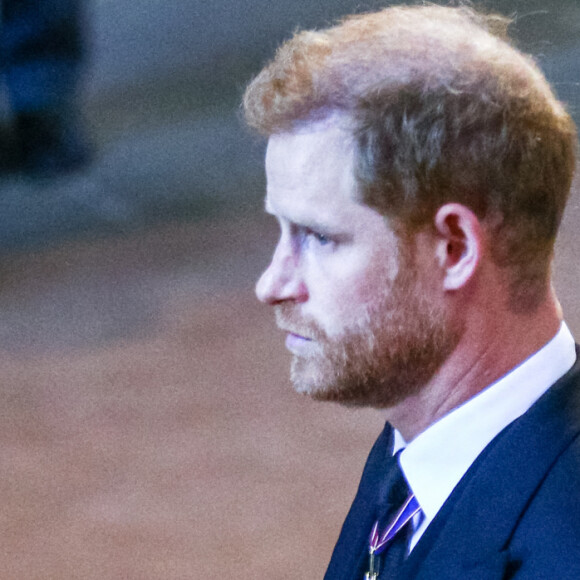 Le prince Harry et Meghan Markle - Procession cérémonielle du cercueil de la reine Elisabeth II du palais de Buckingham à Westminster Hall à Londres le 14 septembre 2022. © Photoshot / Panoramic / Bestimage 