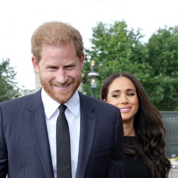 Le prince Harry, duc de Sussex et Meghan Markle, duchesse de Sussex à la rencontre de la foule devant le château de Windsor, suite au décès de la reine Elisabeth II d'Angleterre. Le 10 septembre 2022 