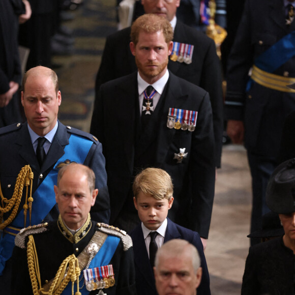 Le prince Andrew, duc d'York, Le prince Edward, comte de Wessex, Le prince William, prince de Galles, Le prince George de Galles, Le prince Harry, duc de Sussex - Service funéraire à l'Abbaye de Westminster pour les funérailles d'Etat de la reine Elizabeth II d'Angleterre, à Londres, Royaume Uni, le 19 septembre 2022 © Ian Vogler/Mirroppix/Bestimage 