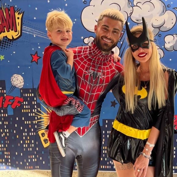 Jessica Thivenin, Thibault Garcia et leur fils Maylone déguisés en super-héros